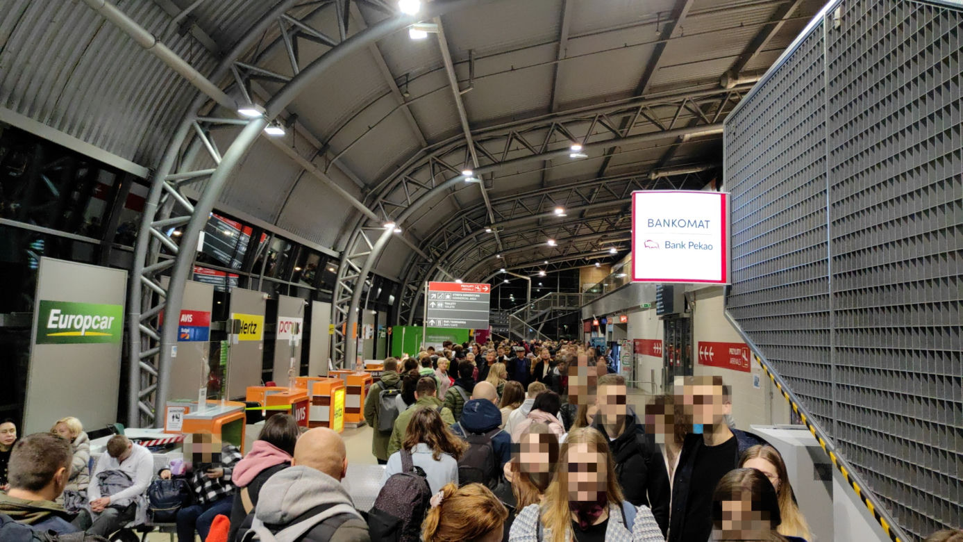 Warszawa. Paraliż na lotnisku w Modlinie. Gigantyczne kolejki do odprawy