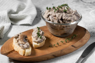 Nie jajka, nie tuńczyk. Wyśmienitą pastę kanapkową robię z tych pieczarek i serka 