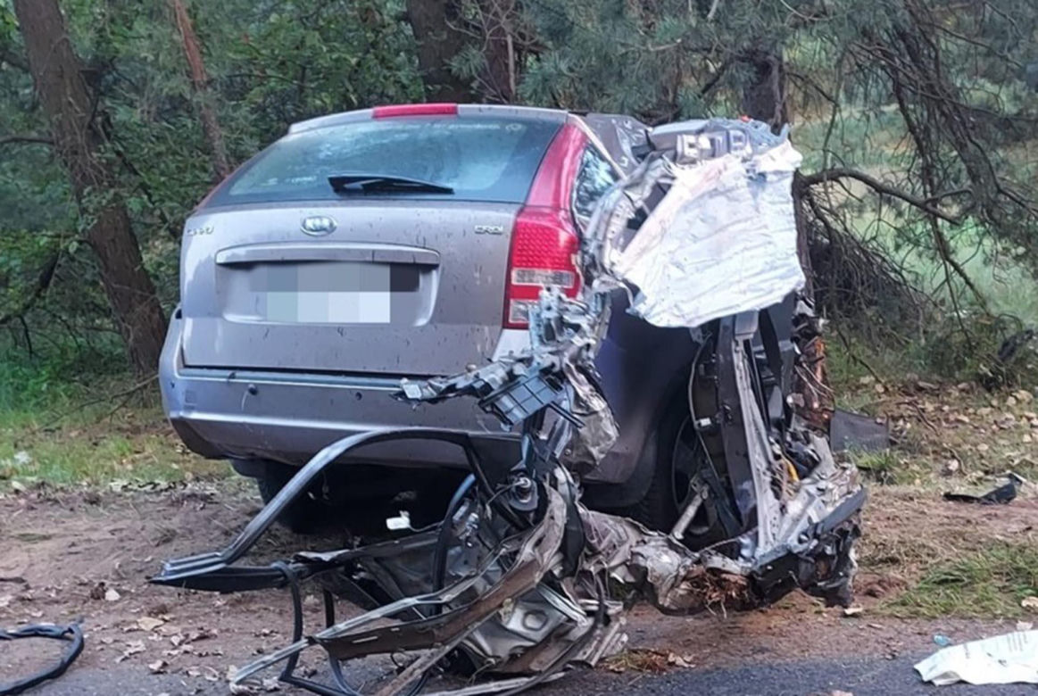 Śmiertelny wypadek pod Łaskiem! 20-latek zginął w zmiażdżonej kii [ZDJĘCIA]