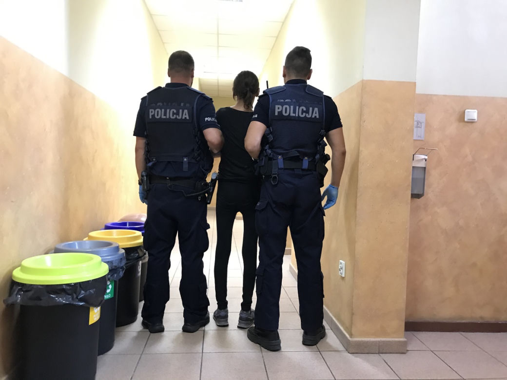 42-latka wyrzuciła szczeniaki do śmietnika. Obrzydliwe zachowanie mieszkanki podnakielskiej wsi