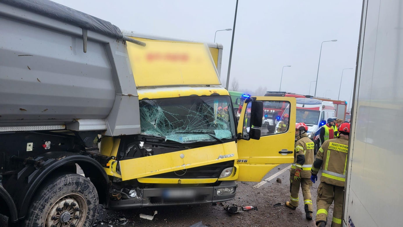 Potężny karambol na Obwodnicy Trójmiasta. Wypadek z udziałem pojazdu znanej firmy kurierskiej