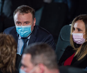 Jacek Kurski z żoną Joanną na premierze filmu „Marusarz. Tatrzański Orzeł”