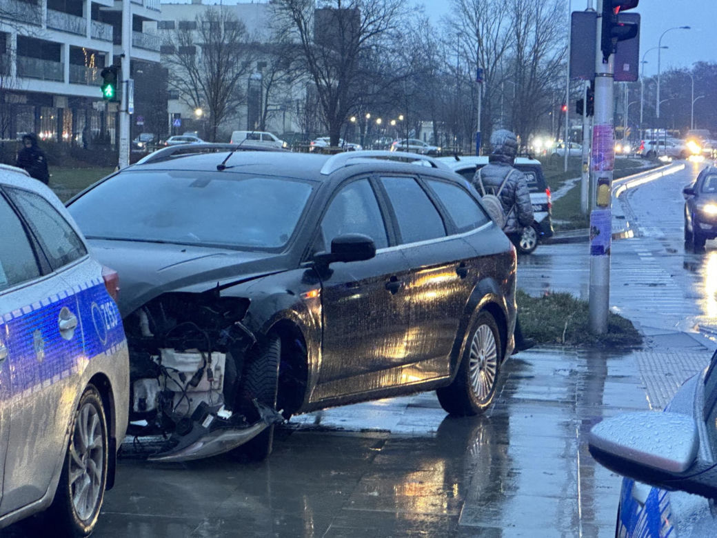 Dramatyczna interwencja w Warszawie. Policjant ranny w wypadku