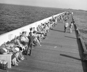 Plażowa moda sprzed lat. Tak wypoczywały nad morzem poprzednie pokolenia [ZDJĘCIA ARCHIWALNE]