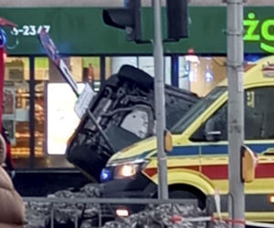 Śmigłowiec ratunkowy na placu Szembeka! Zderzenie samochodów, jeden z nich uderzył w kobietę i dziecko