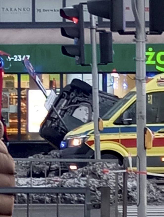 Śmigłowiec ratunkowy na placu Szembeka! Zderzenie samochodów, jeden z nich uderzył w kobietę i dziecko
