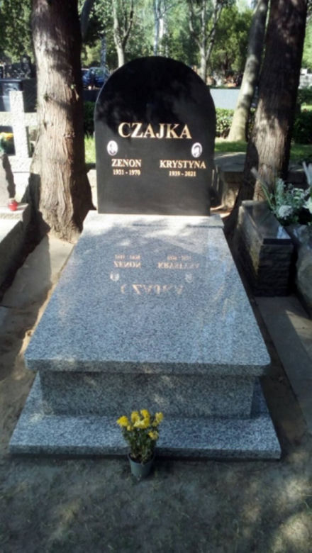 Czajka postawił nowy grób mamie