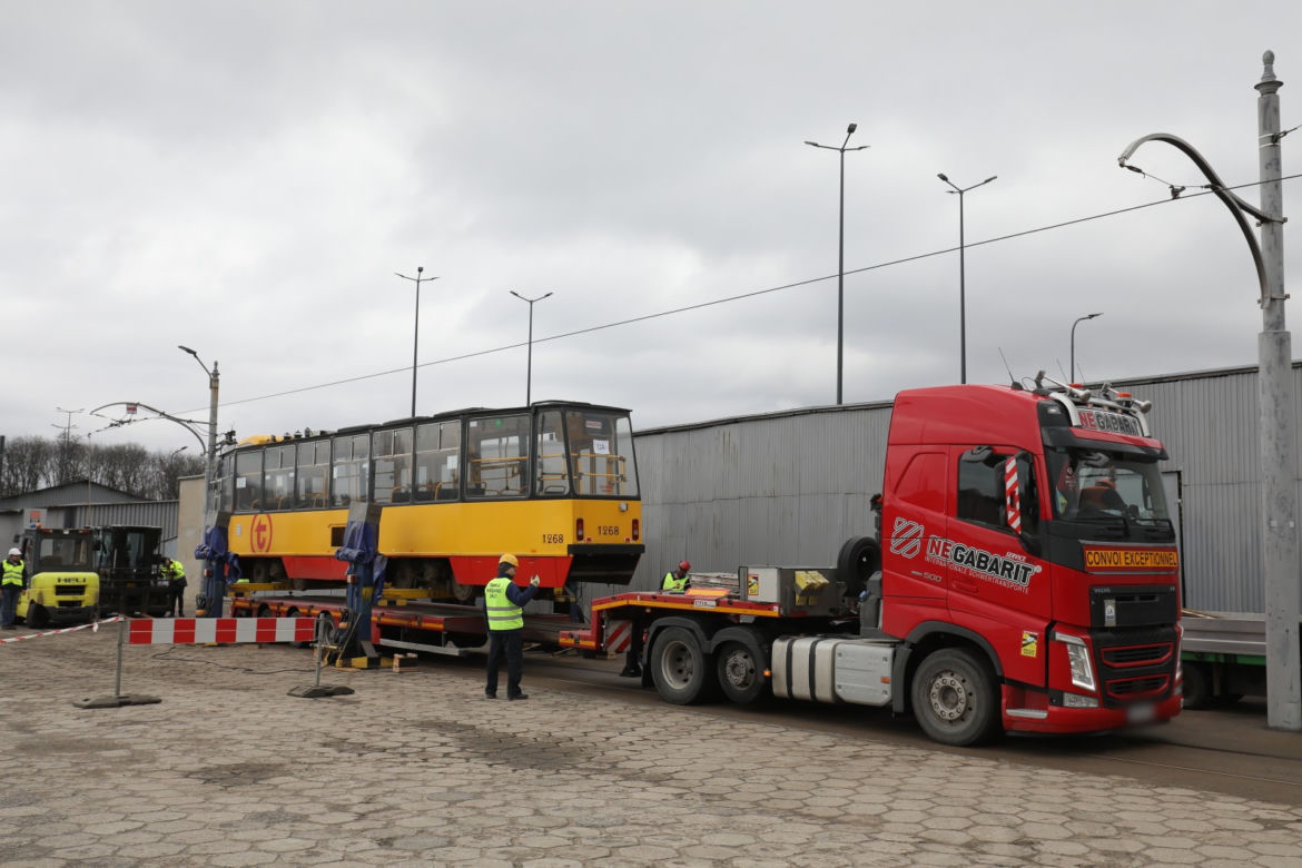 Załadunek tramwajów, które zostaną przekazane do Ukrainy