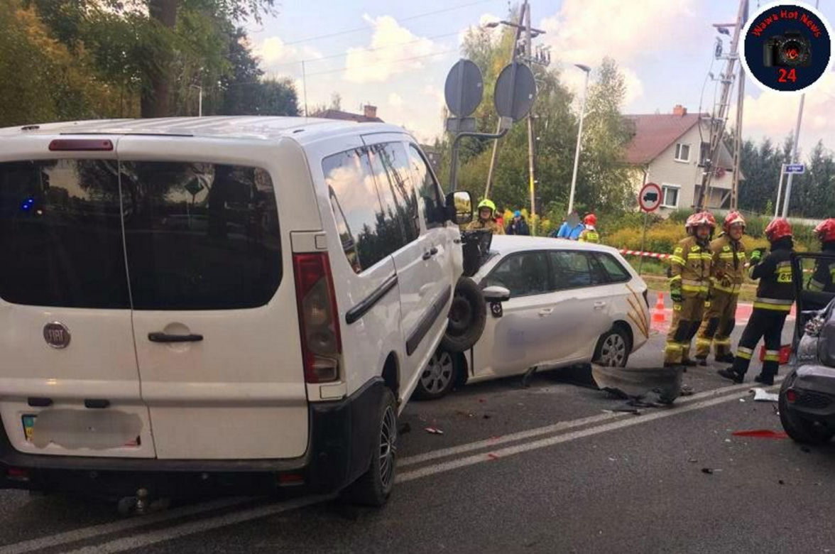 Trzy samochody zderzyły się w Nadarzynie. Dwóch kierowców trafiło do szpitala