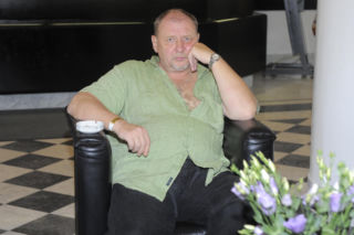 Tak wyglądał przed laty Andrzej Grabowski. Miał jeszcze mniej włosów!