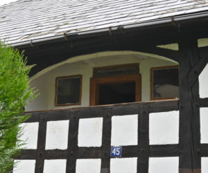 Przysłupowy dom w Twardocicach w czasie remontu