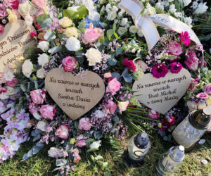 Morze kwiatów na grobie tragicznie zmarłego małżeństwa