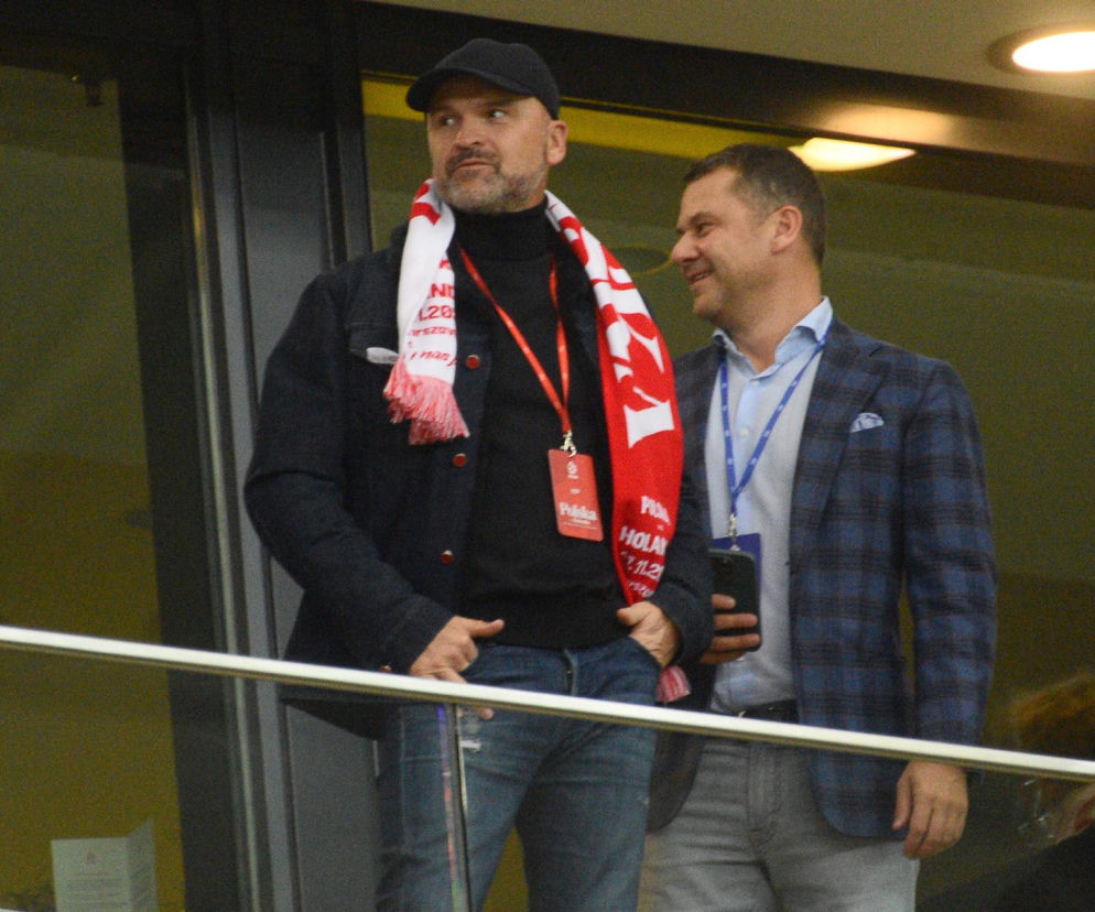 Rafał Brzoska w czapce i z biało-czerwonym szalikiem na stadionie. O nowym prezesie PKOl przeczytasz na SE Supersport.