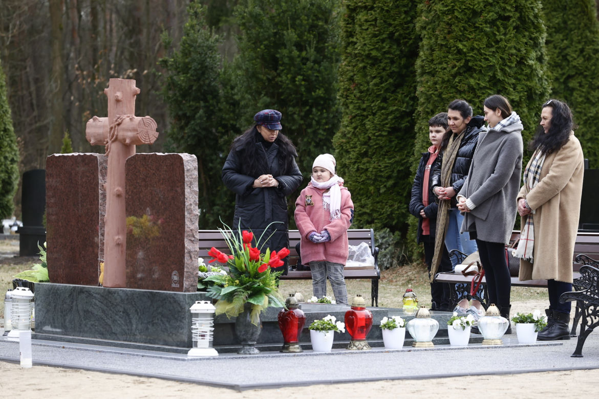 Ewa Krawczyk na grobie męża w rocznicę jego śmierci