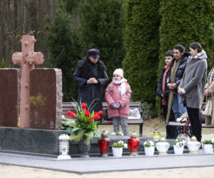 Ewa Krawczyk na grobie męża w rocznicę jego śmierci