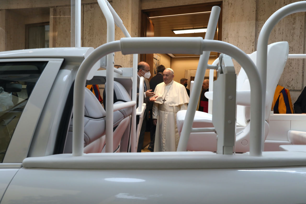 Papież Franciszek dostał wodorową Toyotę Mirai