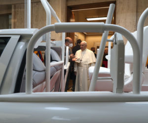 Papież Franciszek dostał wodorową Toyotę Mirai