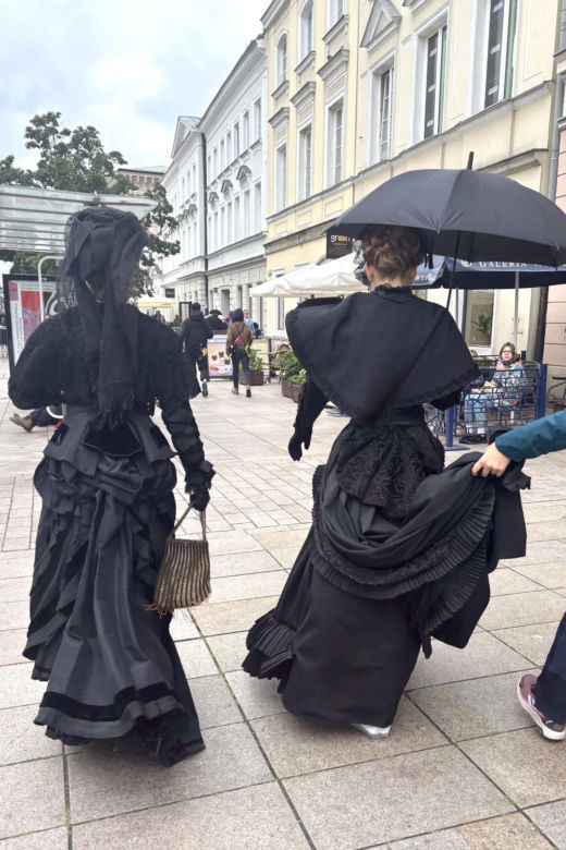"Lalka" w szlafroku 