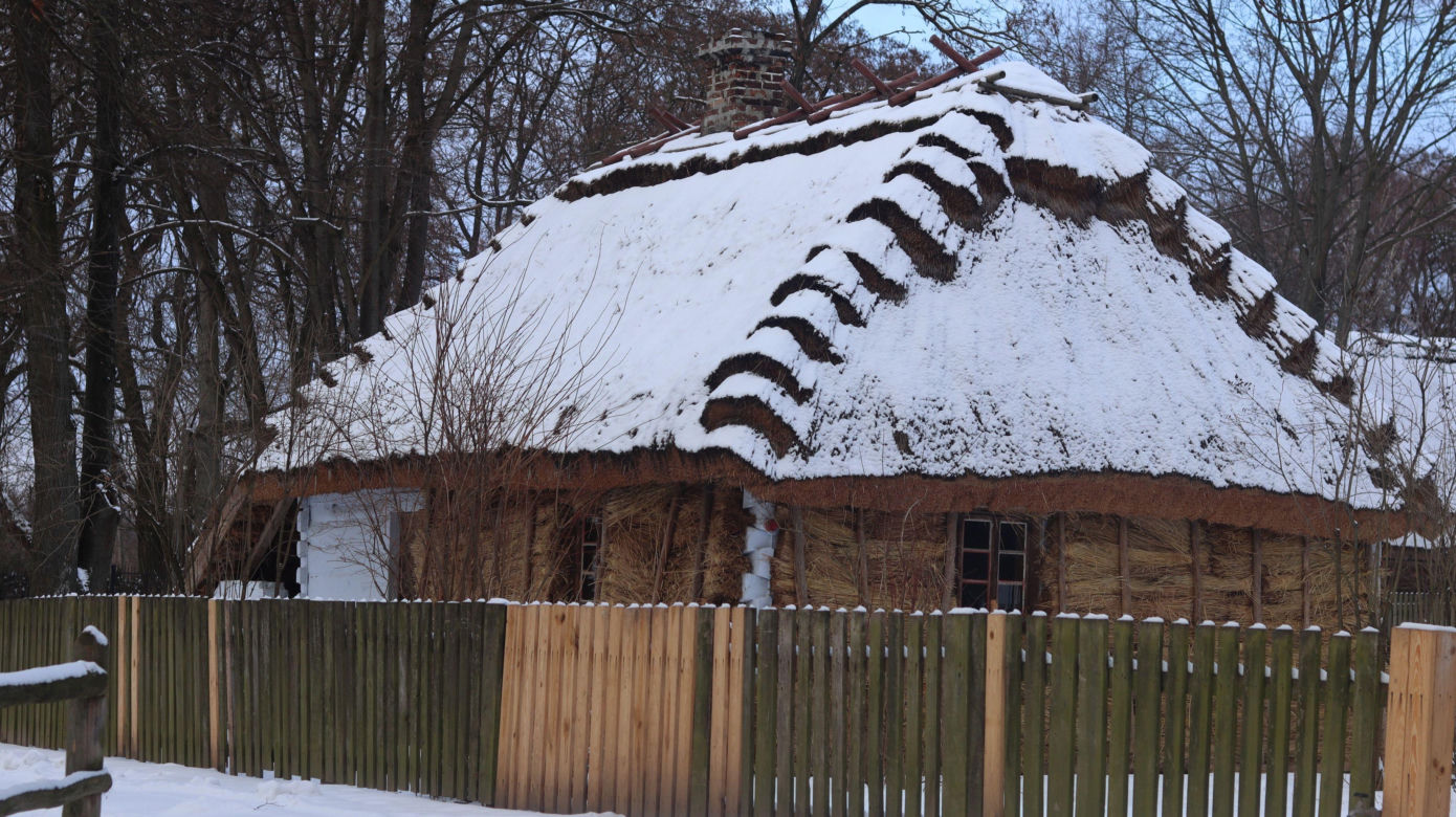 Cicho i wszędzie biało. Tak prezentuje się skansen w Lublinie w zimowej odsłonie! [GALERIA]