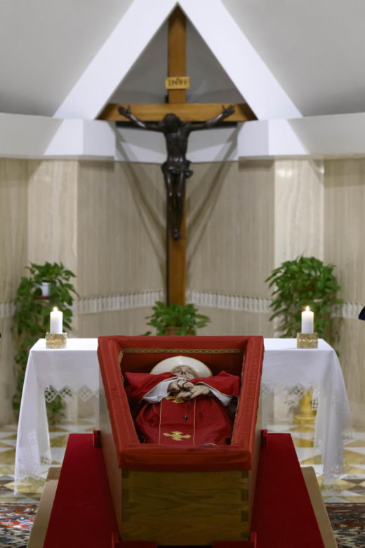 Trumna z ciałem papieża wystawiona w kaplicy Domu Świętej Marty