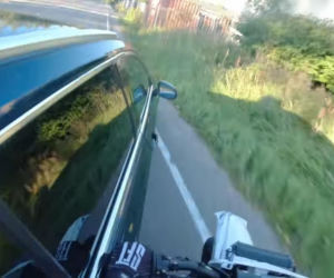 Fiński policjant i nastolatek na skuterze