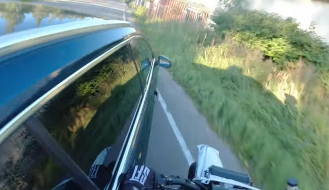 Fiński policjant i nastolatek na skuterze