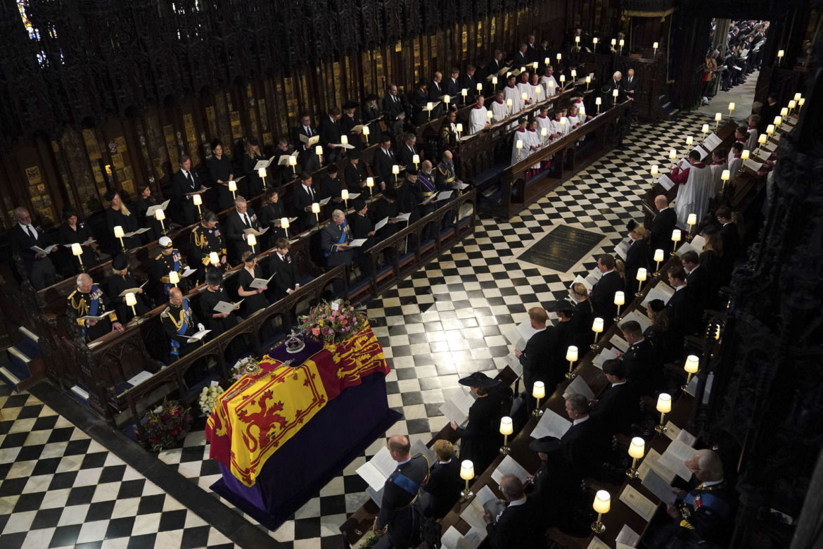 Trumna z ciałem Królowej przybyła do Westminsteru
