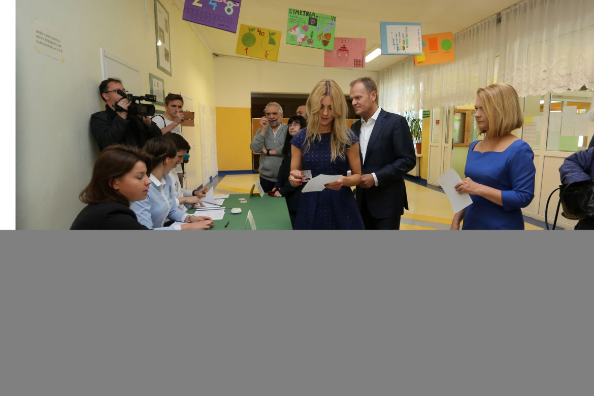 Donald Tusk głosuje z rodziną