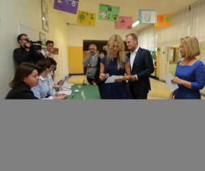 Donald Tusk głosuje z rodziną