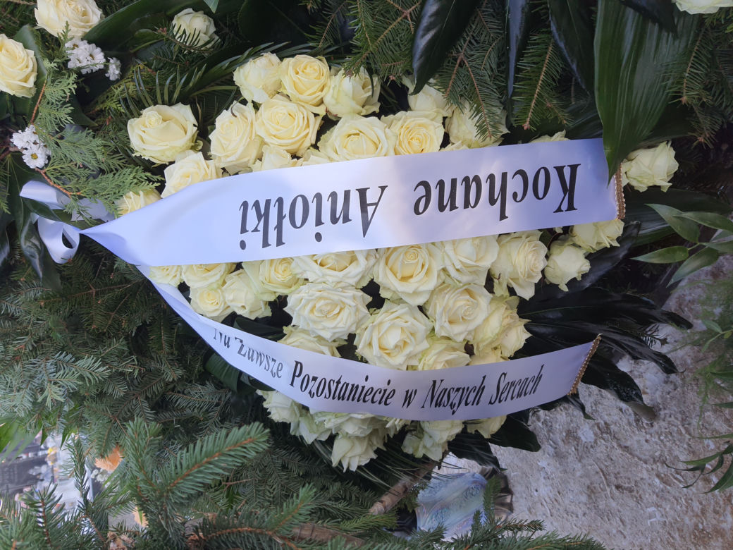 Grób Angeliki, Anieli i Jasia. Na jego widok trudno powstrzymać łzy