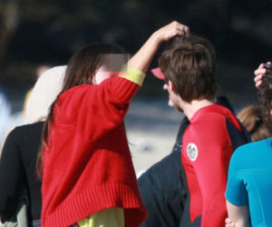 Maciej Musiał nad morzem z deską