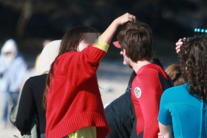 Maciej Musiał nad morzem z deską