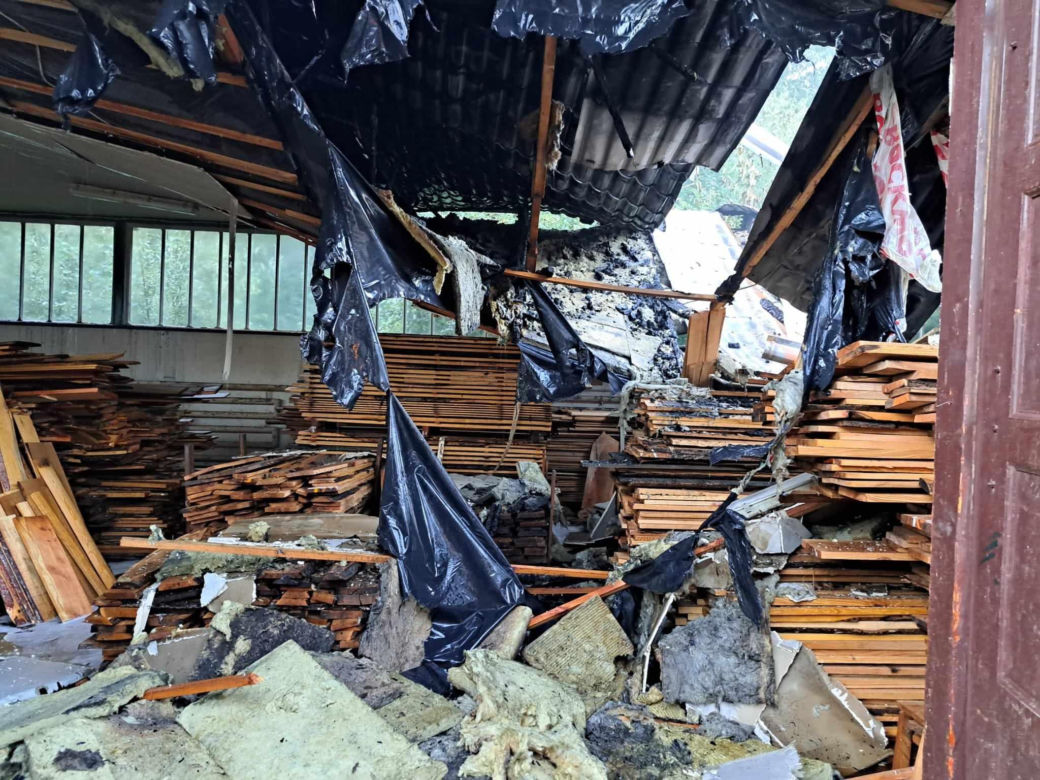 Budynek stolarni stanął w ogniu! Dziewięć zastępów straży w akcji