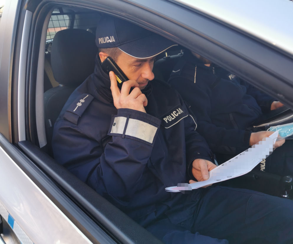 Mężczyzna na kwarantannie do policjantów: Za 5 minut alkohol i pizza, bo będę zarażał! 