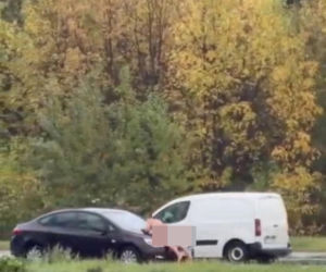 Nagi mężczyzna z maczetą biegał po ulicy! Policjanci użyli paralizatora