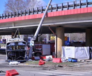 GDYNIA - ZDJĘCIA: Zderzenie TIRA z TROLEJBUSEM. 1 osoba NIE ŻYJE, 11 jest RANNYCH