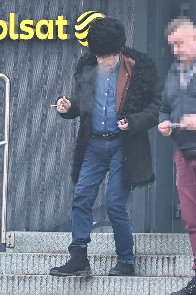 Daniel Olbrychski pali pod zakazem palenia