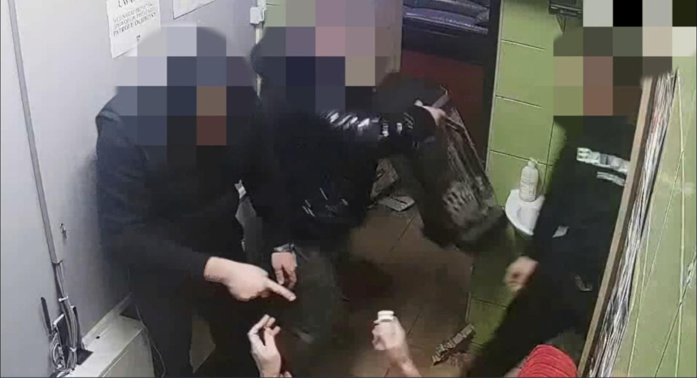 Z siekierami napadali na lokale z automatami do gier. Policjanci powalili ich na śnieg