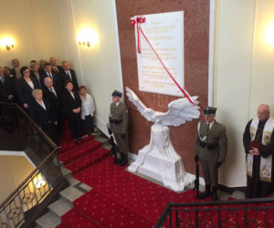 Odsłonięcie tablicy upamiętniającej ofiary katastrofy smoleńskiej