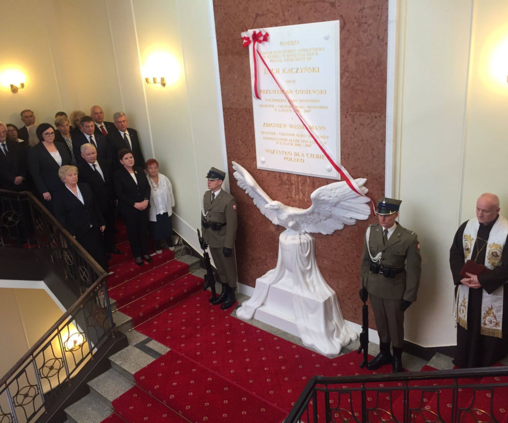 Odsłonięcie tablicy upamiętniającej ofiary katastrofy smoleńskiej