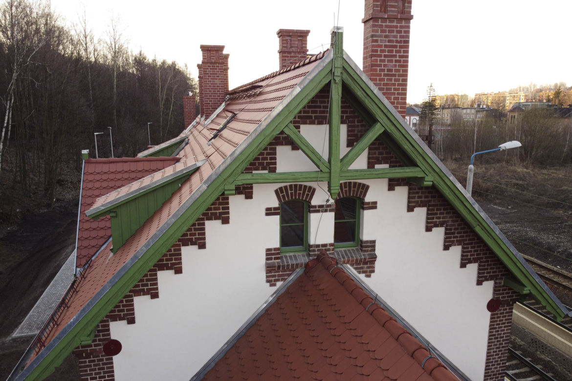 Zabytkowy dworzec kolejowy w Boguszowie-Gorcach odzyskał dawny blask