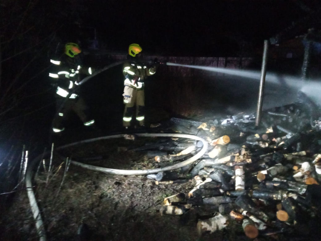 Pożar garażu i budynku w Cierpicach pod Toruniem. 10 zastępów straży w akcji