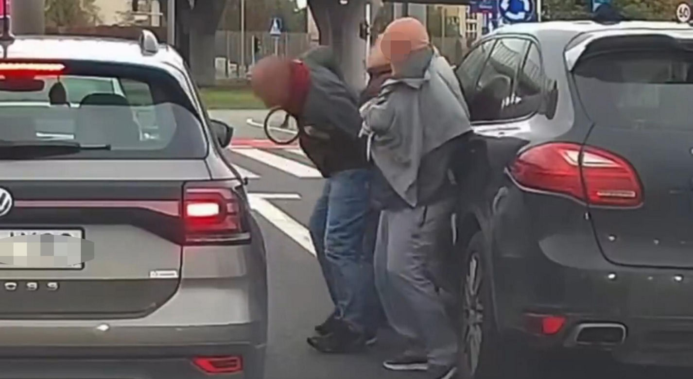 Kierowca Porsche zaatakował starszą kobietę. Chwilę potem uciekł spod świateł