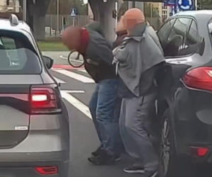 Kierowca Porsche zaatakował starszą kobietę. Chwilę potem uciekł spod świateł
