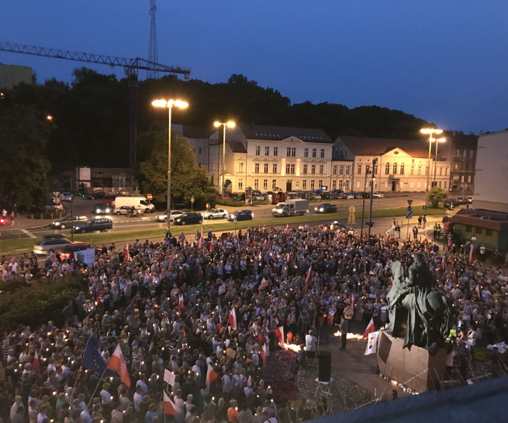 Protest w obronie wolnych sądów w  Bydgoszczy