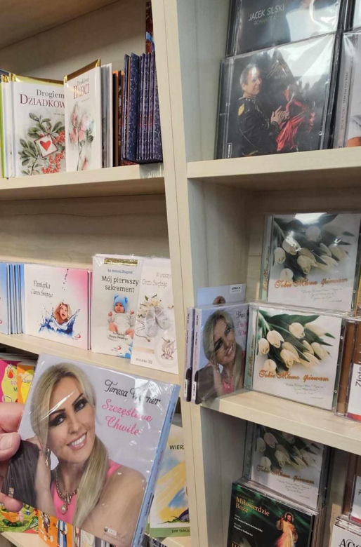 Takie rzeczy można kupić w lokalu Rydzyka! Są nawet płyty tej artystki. Otworzyliśmy usta ze zdziwienia