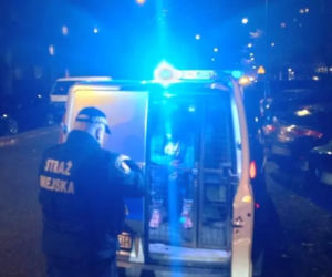 Pijana w sztok 30-latka terroryzowała blok na Pradze. Dobijała się do mieszkań i próbowała rozpalić ogień!