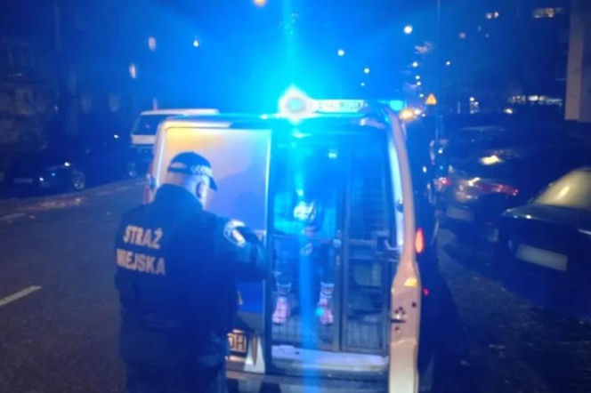 Pijana w sztok 30-latka terroryzowała blok na Pradze. Dobijała się do mieszkań i próbowała rozpalić ogień!