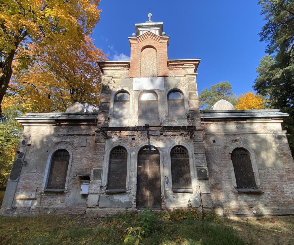 Zniszczona fasada neorenesansowej Willi Bajka z wieżą w Falenicy. O jej remoncie przeczytasz w serwisie Architektura.
