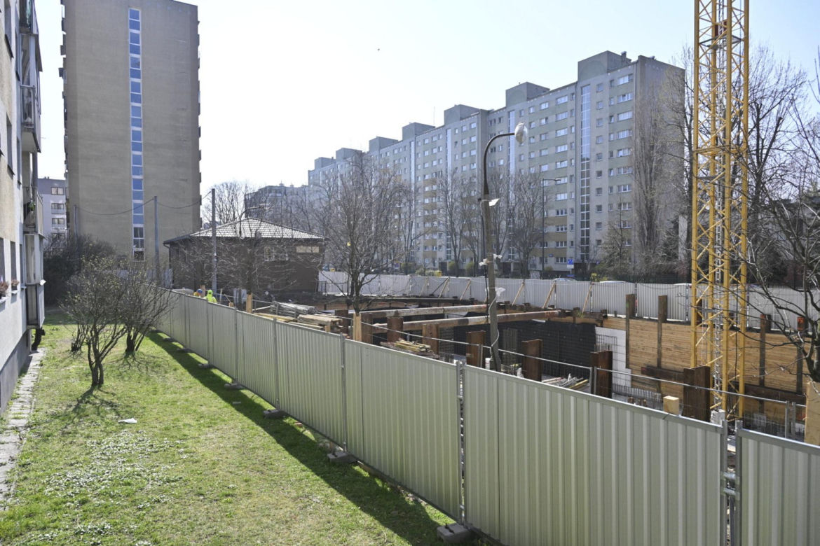 Deweloper buduje apartamentowiec tuż pod ich oknami. „Ten blok zasłoni nam świat”